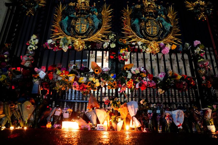Kaarsen, bloemen, kaarten en brieven donderdagavond bij de hekken van Buckingham Palace. Beeld AP
