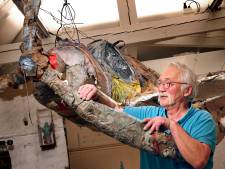 Nol (70) werkt op zolder van museum aan kartonnen vliegtuig, geïnspireerd door vliegpoging van zijn vader 