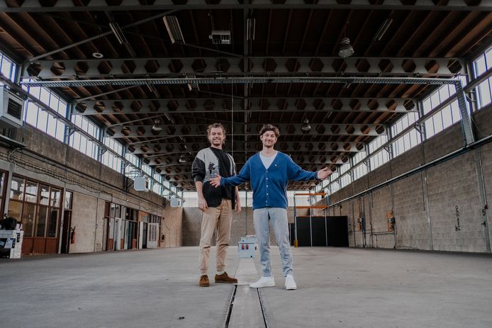 Rob Hogenboom (l) en Ferdinand Eloff op de nieuwe locatie van Oostwest.