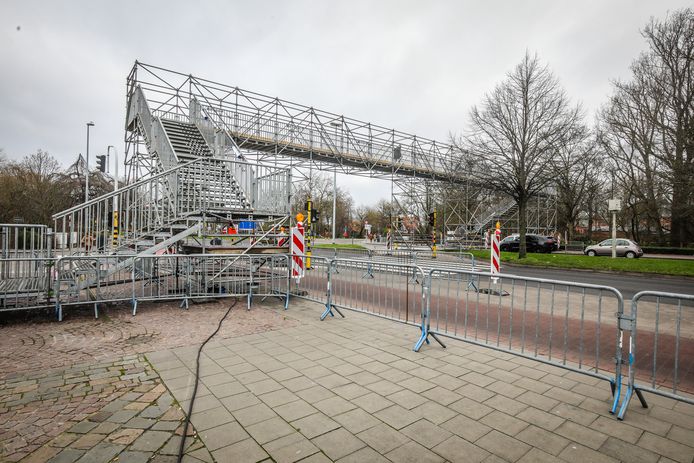 De voetgangersbrug aan het station staat er veel langer dan gepland.