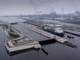 Dronefoto van Zeesluis IJmuiden, de grootste zeesluis van de wereld.