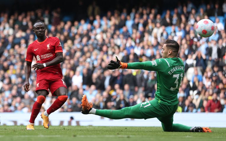 De gelijkmaker van Sadio Mané (Liverpool), hij passeert doelman Ederson van Manchester City en bepaalt de eindstand op 2-2.  Beeld Action Images via Reuters