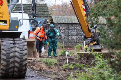 ‘Al het leven is hier kapot’: graven in een bodem vol drugsafval in Neerkant