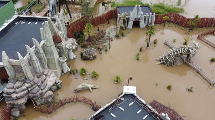 Attractiepark Walibi en waterpretpark Aqualibi werden zwaar getroffen door de hevige regenval twee weken geleden. Het park liep grote schade op en zal pas in oktober de deuren opnieuw kunnen openen.