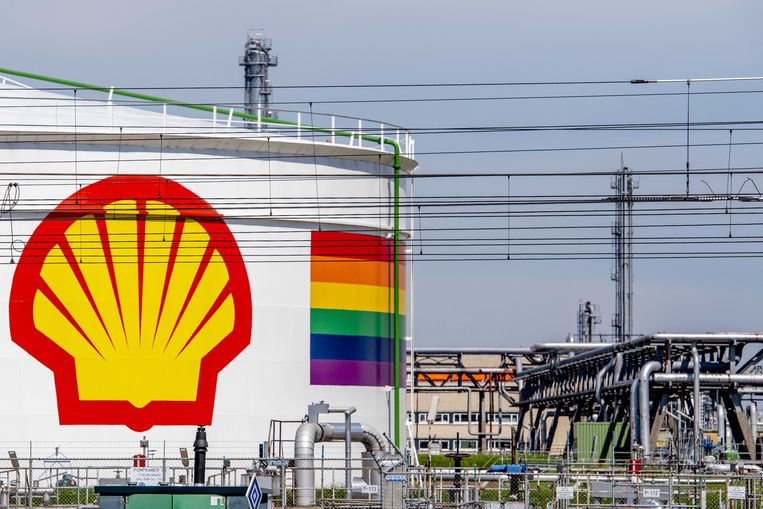 Een opslagtank van Shell in Pernis. Het gas-en olieconcern leed vorig jaar een recordverlies van 21,7 miljard dollar. Beeld EPA