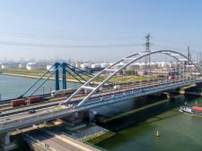 Voor het eerst in Nederland: brug wordt met lijm en bouten verstevigd
