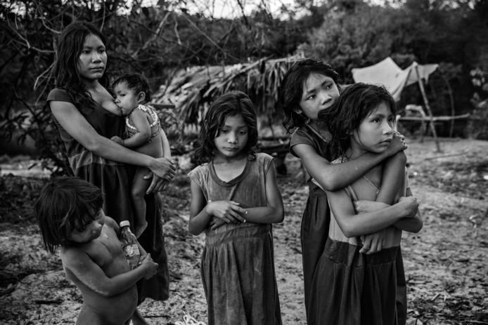 Winnaar World Press Photo 2022 categorie ‘Langetermijn Project’ is de Braziliaan Lalo de Almeida voor de krant Folha de São Paulo. Vrouwen en kinderen van de Piraha-gemeenschap staan bij hun kamp aan de rivier Maici. Ze hopen dat voorbijgaande chauffeurs op de Trans-Amazonesnelweg voedsel geven.