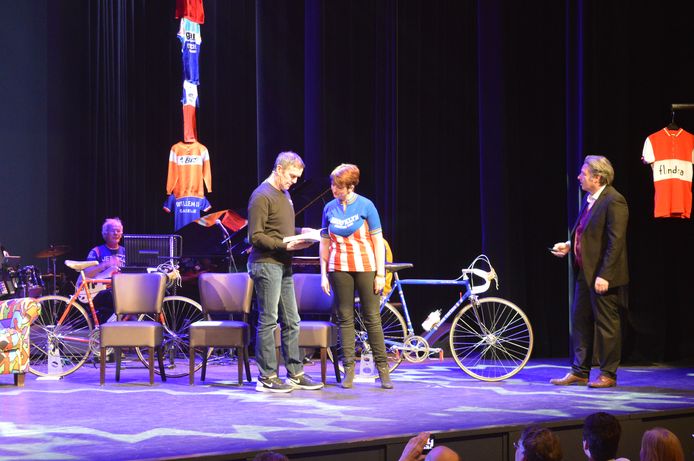 Het eerste exemplaar van John van Ierlands 'Kasseien' is voor de Belgische oud-beroepsrenner Roger De Vlaeminck.
