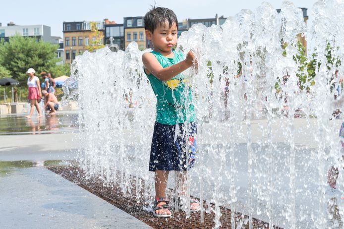 Mensen zoeken verkoeling in Park Spoor Noord tijdens de warmste dag ooit.