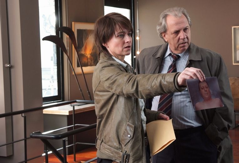 Viv Van Dingenen als Tine Smets in de tv-serie 'Witse', met Hubert Damen. Beeld rv