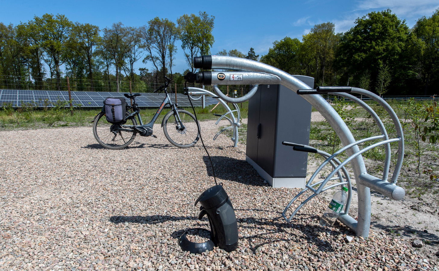 Fietsers gebruiken een van de oplaadpalen voor e-bikes om een Senseootje te zetten.