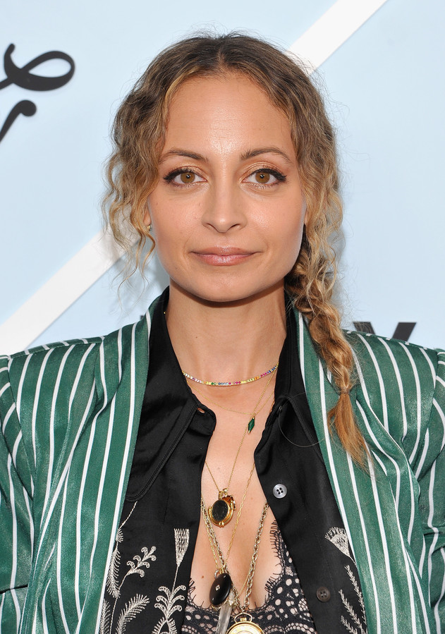 Nicole Richie met le feu à ses cheveux en soufflant sur ses bougies d