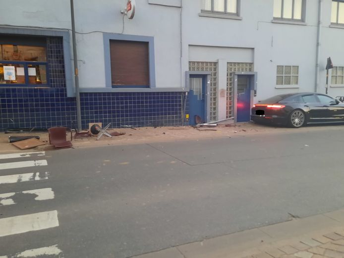 De bestuurder van een Porsche reed in op het terras van café 't Leeuwke.