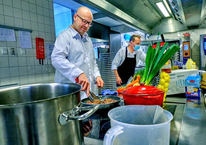 Chef-kok Martijn van Gemst aan de slag in de keuken van Zorgwaard in Puttershoek.