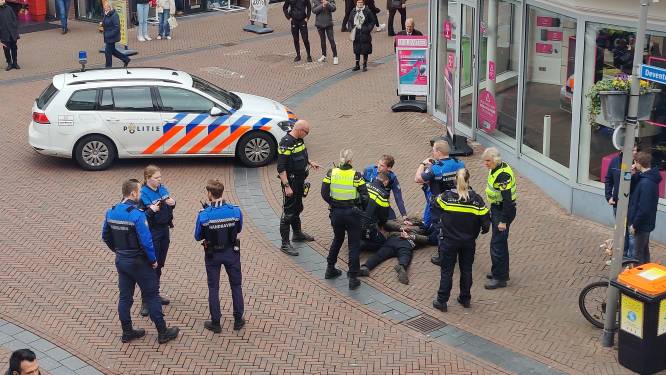 Politie rukt massaal uit voor arrestatie in binnenstad Apeldoorn