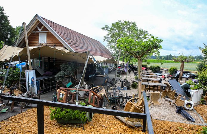 Tornado zorgt voor ravage rond Apeldoorn: caravan de lucht in, bomen ...