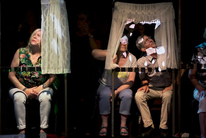 Een scène uit de theatervoorstelling 'Tijd van je leven' in De Koe.