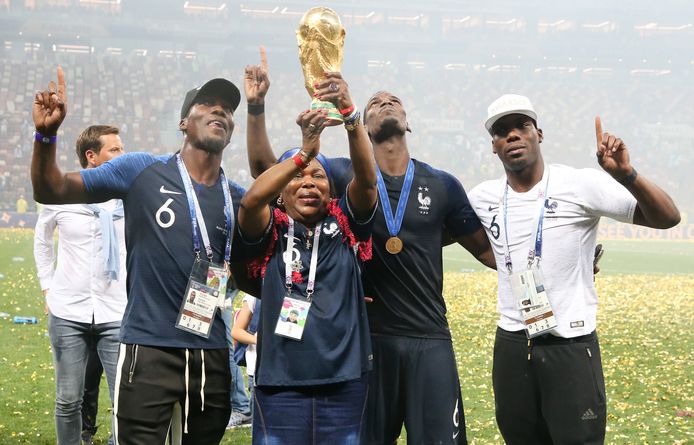 Paul Pogba viert het winnen van de wereldbeker met zijn moeder Yeo en zijn broers Florentin en Mathias.