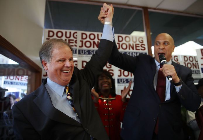 Doug Jones (links) tijdens een campagnebijeenkomst in Alabama. Normaal gesproken leveren verkiezingen in de zuidelijke staat een makkelijke overwinning voor de Republikeinen op. De peilingen wijzen nu echter op een nek-aan-nekrace tussen Moore en zijn Democratische tegenstrever Doug Jones (63).
