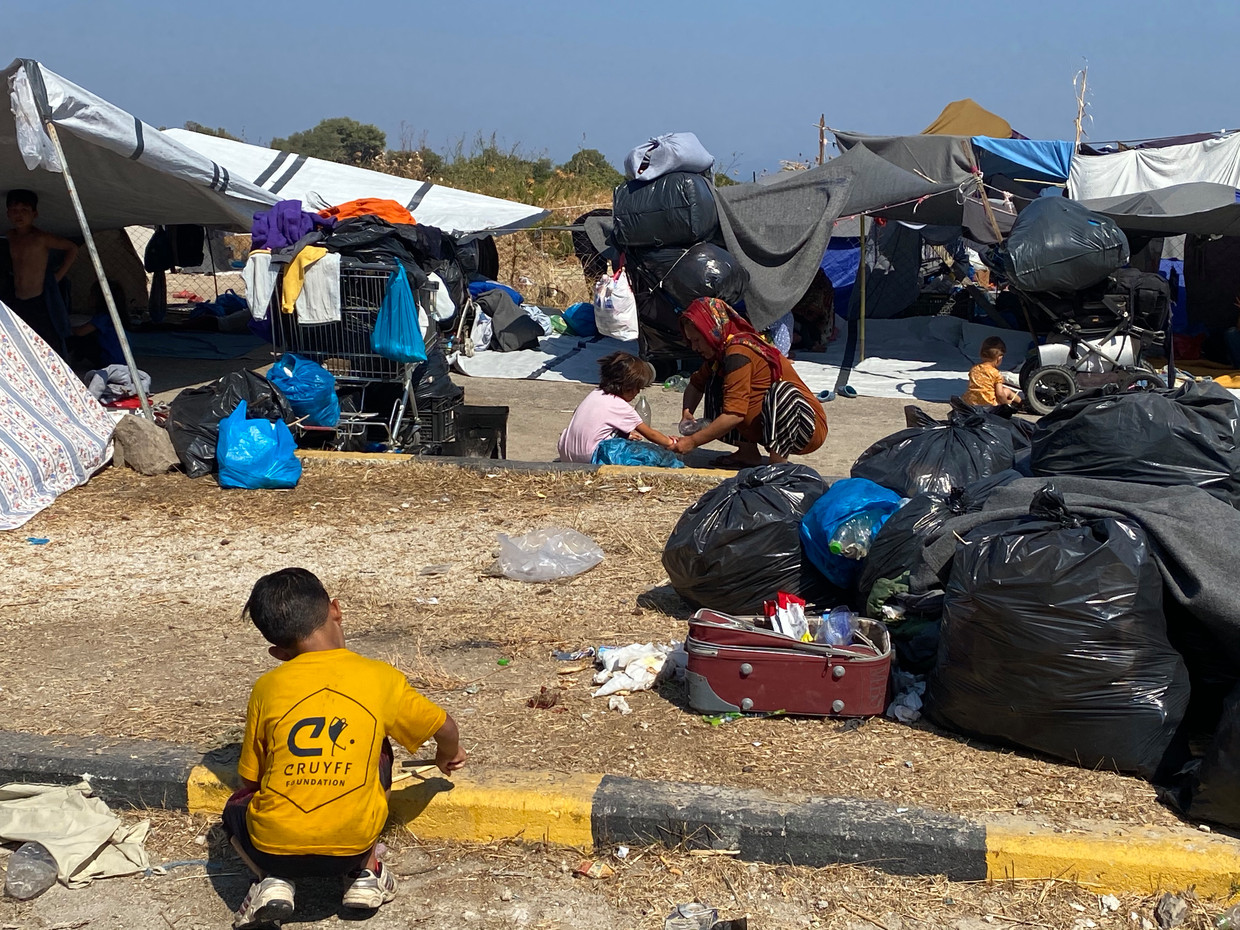 Vluchtelingen bivakkeren langs de kant van de weg op Lesbos. Beeld Thijs Kettenis