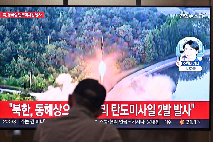 Archiefbeeld. Een man kijkt naar een nieuwsuitzending over de lancering van een Noord-Koreaanse raket. (15/06/23)