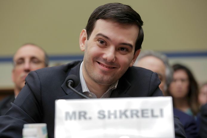 Martin Shkreli tijdens een hoorzitting in 2016 over de extreme prijsstijgingen van geneesmiddelen die hij liet doorvoeren.