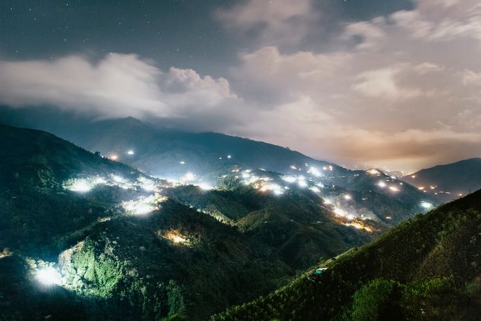 De heuvels rond Tacueyó lichten 's nachts op door vele kassen met marihuana