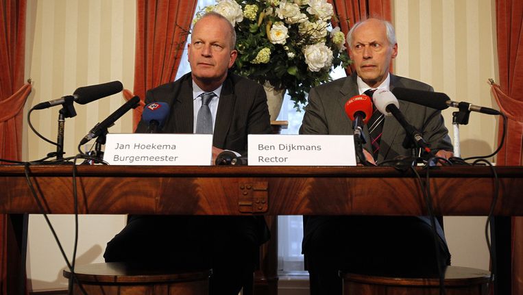 Ben Dijkmans (R), rector van het Aldelbert College en burgemeester Jan Hoekema van Wassenaar tijdens een persgesprek over de dood van Anass Aouragh. Beeld ANP