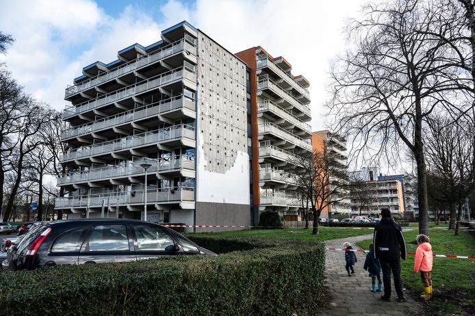 Het pleisterwerk en de isolatie van de flat aan de 67ste straat in Tolhuis is eraf. Het veld er omheen is met linten afgezet.