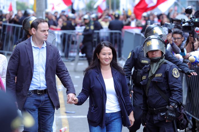 Keiko Fujimori verlaat samen met haar echtgenoot Mark Villanella de rechtbank. Archiefbeeld.