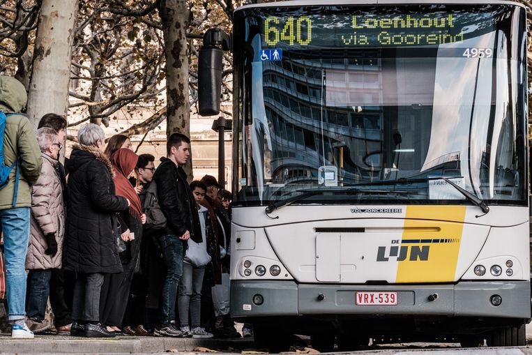 20191112 Antwerpen Belgie, De Lijn, buschauffeurs gaan in staking morgen, reizigers Beeld Bob Van Mol