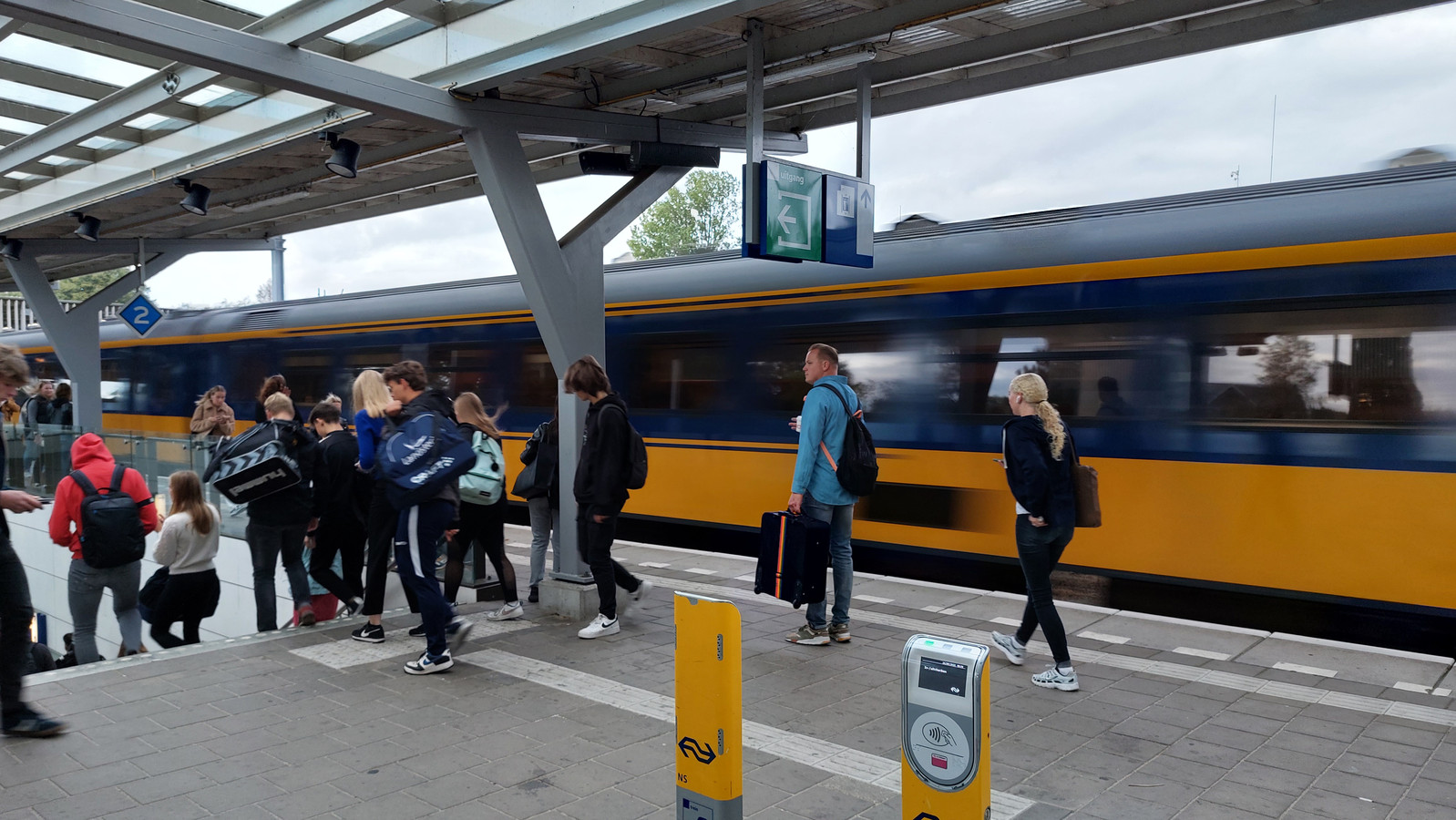 Harderwijk blijft hopen op een intercity-stop. De sneltreinen razen nu nog voorbij het perron.