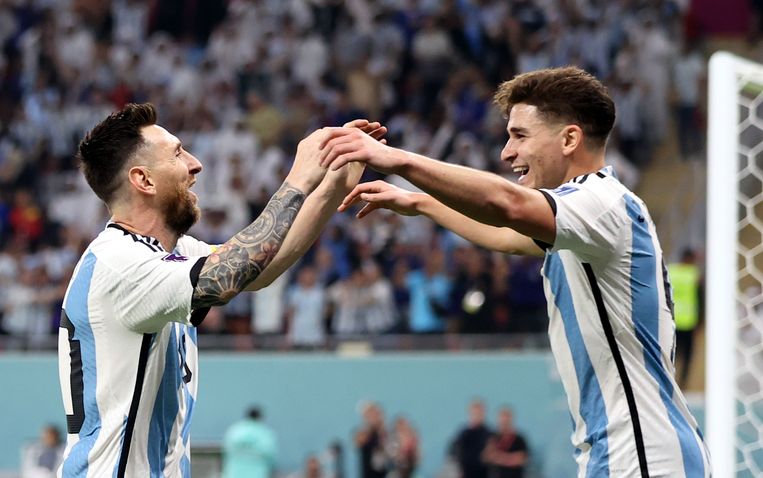 Aanvalsbroeders Lionel Messi en Julián Álvarez genieten in de achtste finale tegen Australië. Beeld ANP / EPA