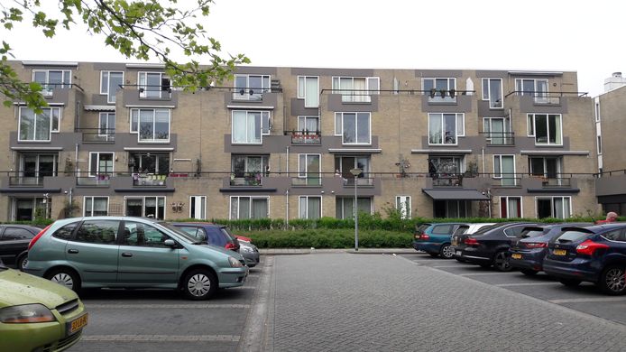 Op de derde verdieping van dit appartementencomplex in Lelystad werd het slachtoffer gevonden.