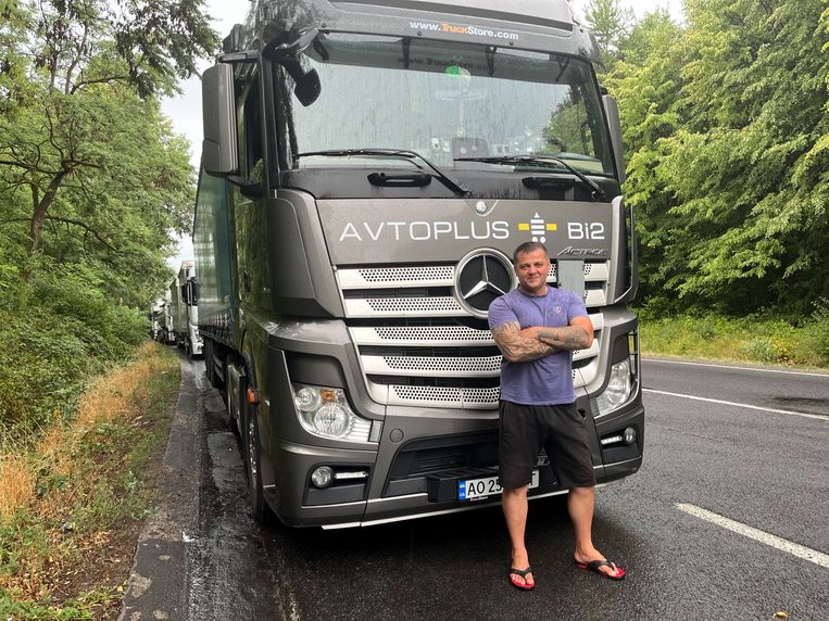 De Oekraïense vrachtwagenchauffeur Oleg Krivoj wacht met zijn lading zonnebloemolie om de grens over te kunnen steken. Beeld Michiel Driebergen 