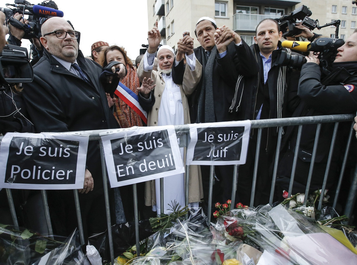 Ook de imam van de Drancy-moskee in Parijs kwam naar de plaats van de gijzeling om zijn steun te betuigen. Aan het hek zijn eerder papieren opgehangen met de teksten 'Ik ben politieagent', 'Ik ben in de rouw' en 'Ik ben Joods'. Beeld epa