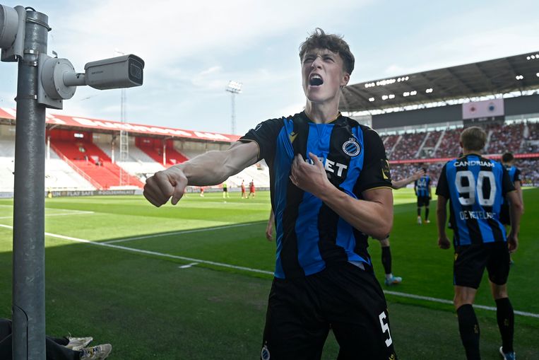 Hendry Jack viert zijn goal tegen Antwerp Beeld Photo News
