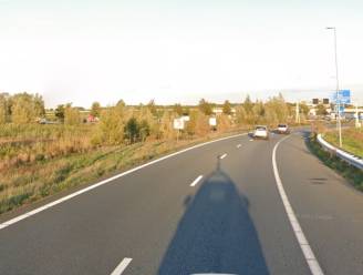 Opnieuw rijdt een auto het water in naast bocht van A59 naar A2 bij knooppunt Empel