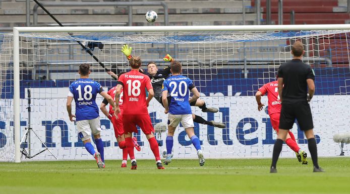Markus Schubert heeft geen antwoord op de vrije trap van Eduard Löwen: 0-1.