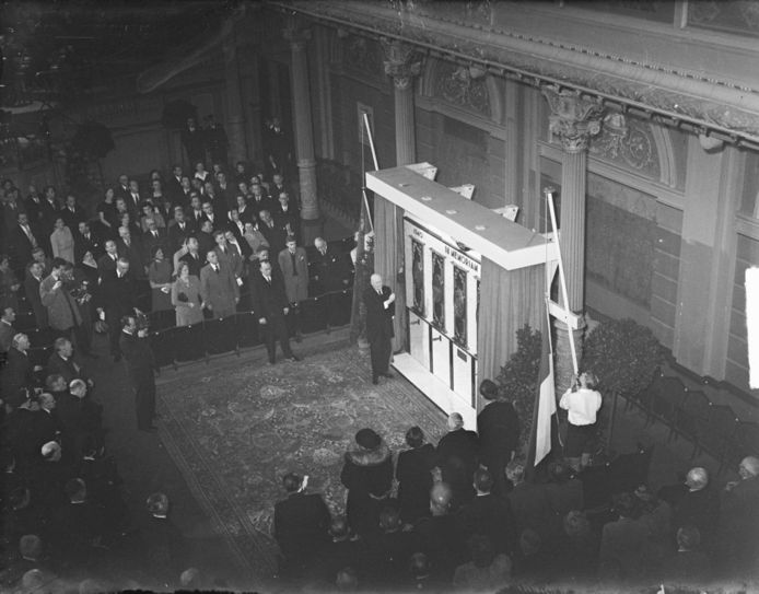 Het KNVB-monument werd op 10 mei 1949 onthuld in het Koninklijk Concertgebouw in Amsterdam