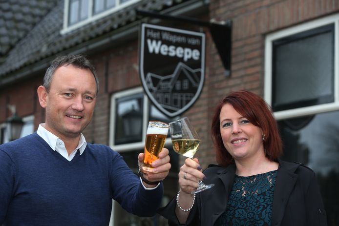 Arnold Nijland met uitbaatster Bianca Bekedam in 2017 bij het Wapen van Wesepe Foto Ronny te Wechel