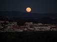 Une “super pleine lune des fraises” au-dessus de Nazaré, au Portugal, en juin 2021.