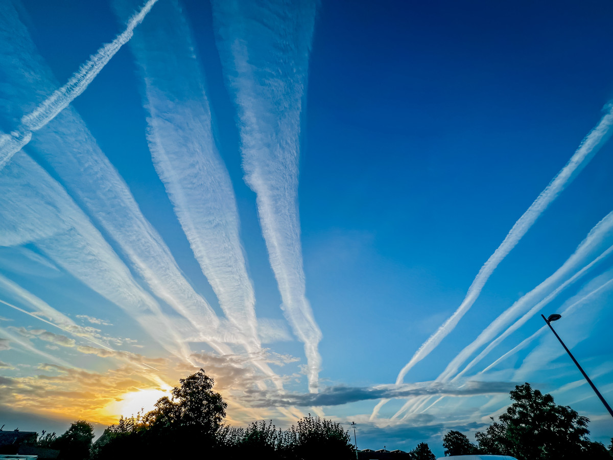 KIJK. Wat waren die grote strepen in de lucht deze ochtend? Foto hln.be