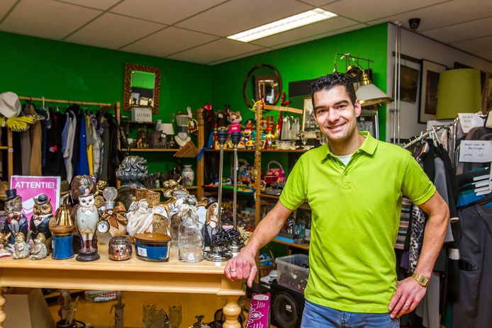 John Brugmans in de eerste winkel die hij begon, Onze Kraam in Eindhoven. foto Bram Kahmann/ fotomeulenhof