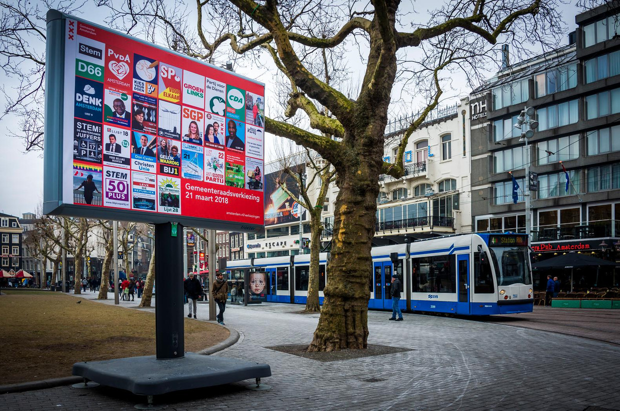 Een verkiezingsbord op het Rembrandtplein in Amsterdam Beeld anp