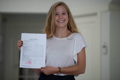 Lotte (18) slaagt met zes tienen: summa cum laude