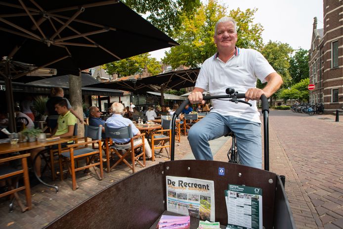 Piet Duizer, de city marketeer van Oisterwijk, zet ook een bakfiets in om promotie voor Oisterwijk te maken.
