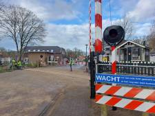 Beton eruit, klinkertjes erin, nieuwe rails: spoorwegovergang in Boekelo kan er weer 30 jaar tegenaan