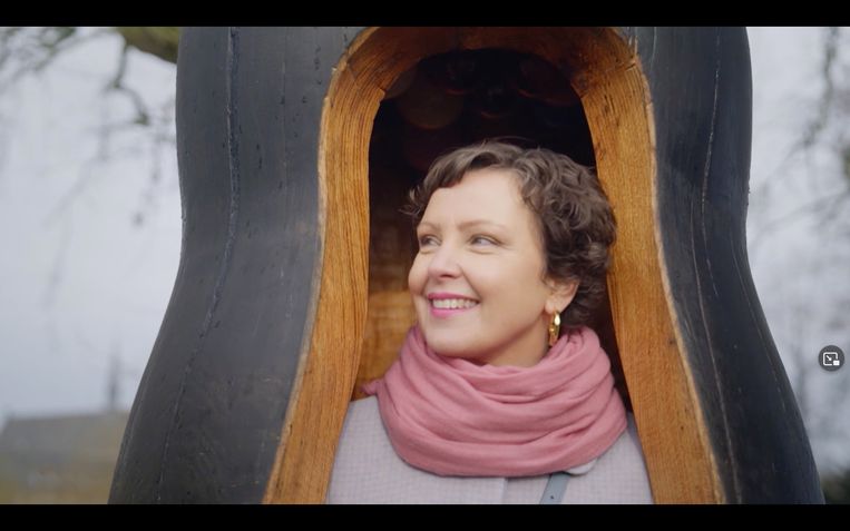 Presentator Wieteke van Zeil in het kunstwerk 'Shelter' van Maria Roosen. Beeld 
