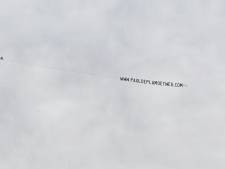 Vliegtuigje met spandoek 'Depla moet weg’ cirkelt boven Breda: ‘Mensen koesteren intense haat’